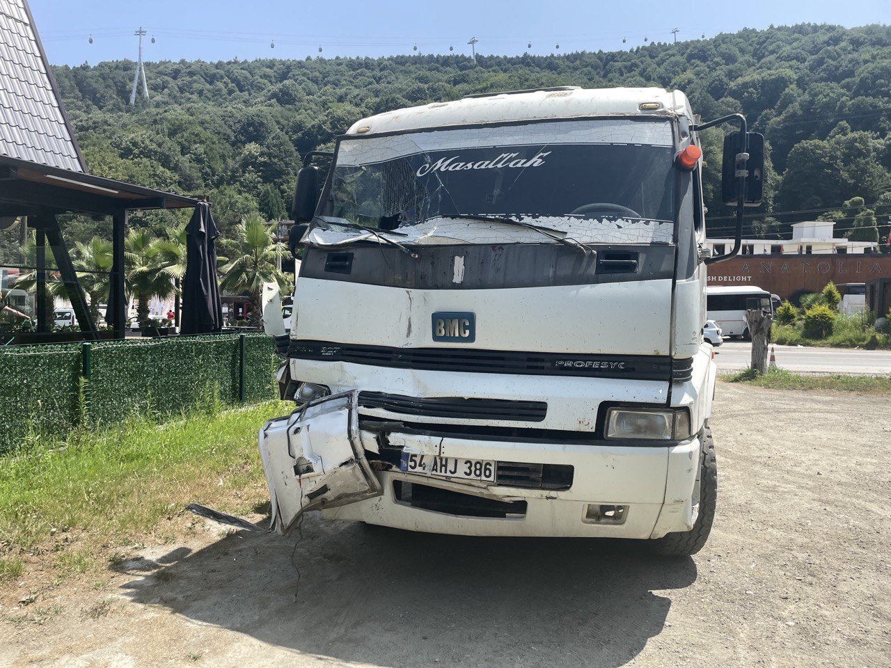 Hafriyat kamyonu ile tur midibüsü çarpıştı: 7 yabancı uyruklu turist yaralandı