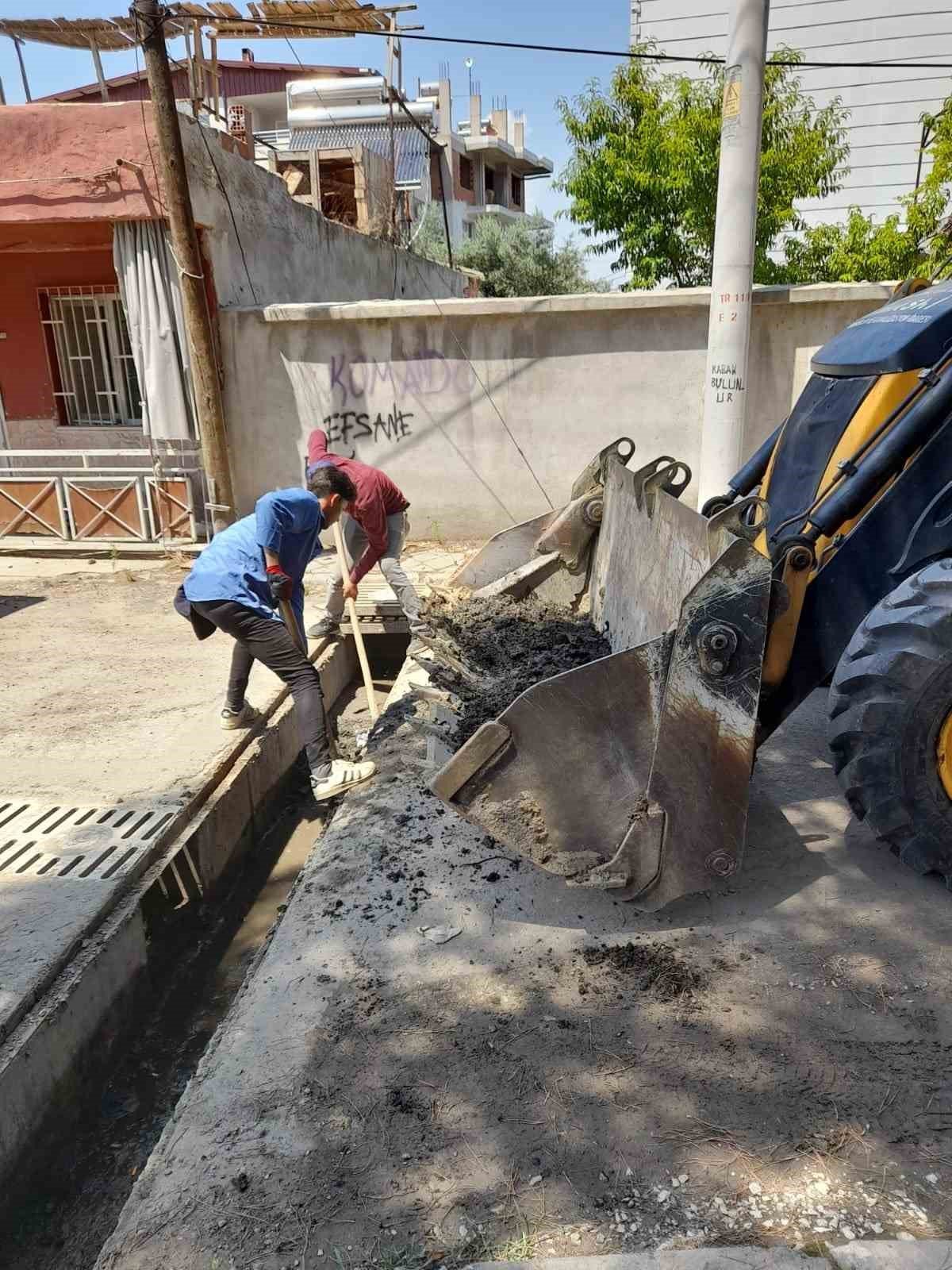 MASKİ’den Salihli’de ızgara temizliği