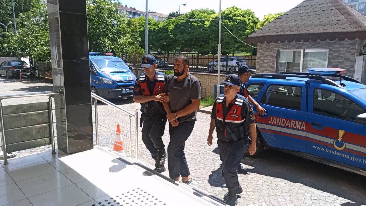 Samsun’da amcaoğulları arasındaki silahlı çatışmada gözaltı alınan 3 şahıs adliyeye sevk edildi