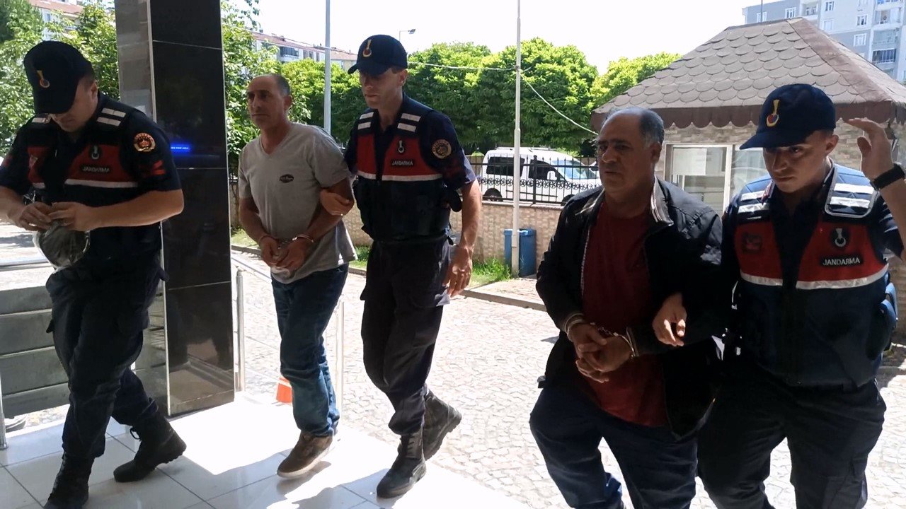 Samsun’da amcaoğulları arasındaki silahlı çatışmada gözaltı alınan 3 şahıs adliyeye sevk edildi
