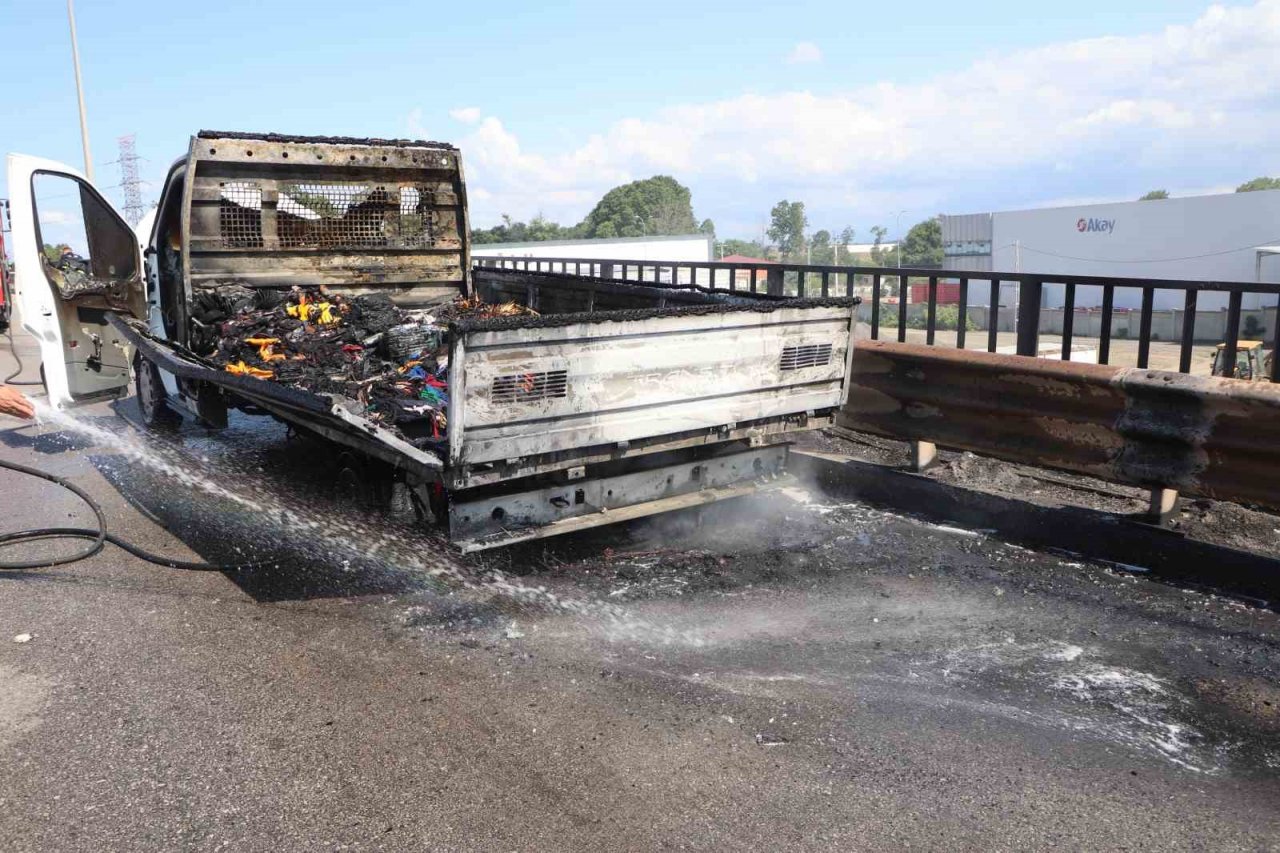 Hırdavat yüklü kamyonet yanarak kullanılmaz hale geldi