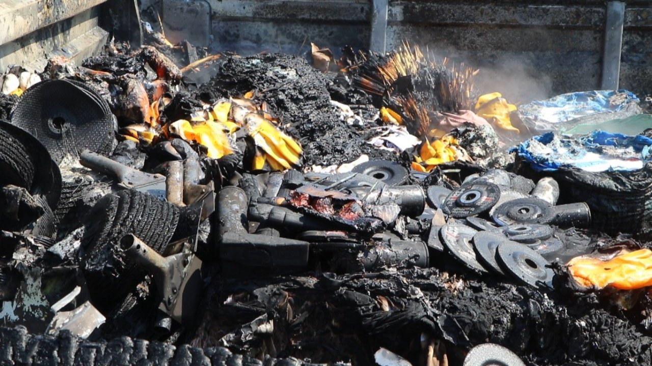 Hırdavat yüklü kamyonet yanarak kullanılmaz hale geldi