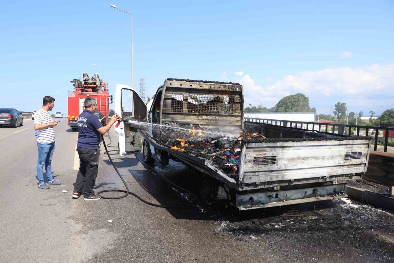 Hırdavat yüklü kamyonet yanarak kullanılmaz hale geldi