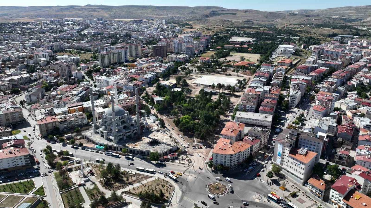 Dünyanın sayılı meydanlarından biri olacak, çalışmalar sürüyor