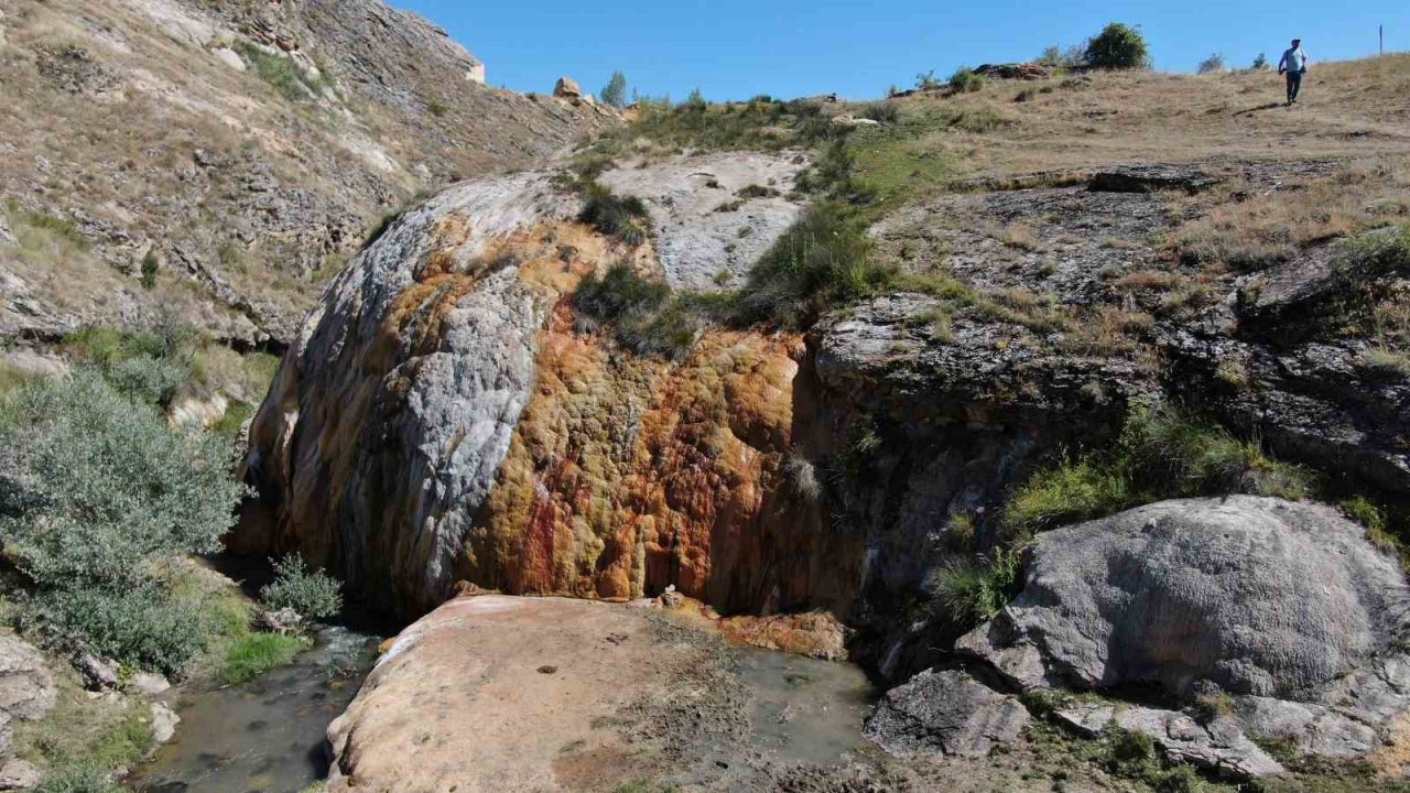 Bu göle girenler hem serinliyor hem de şifa buluyor