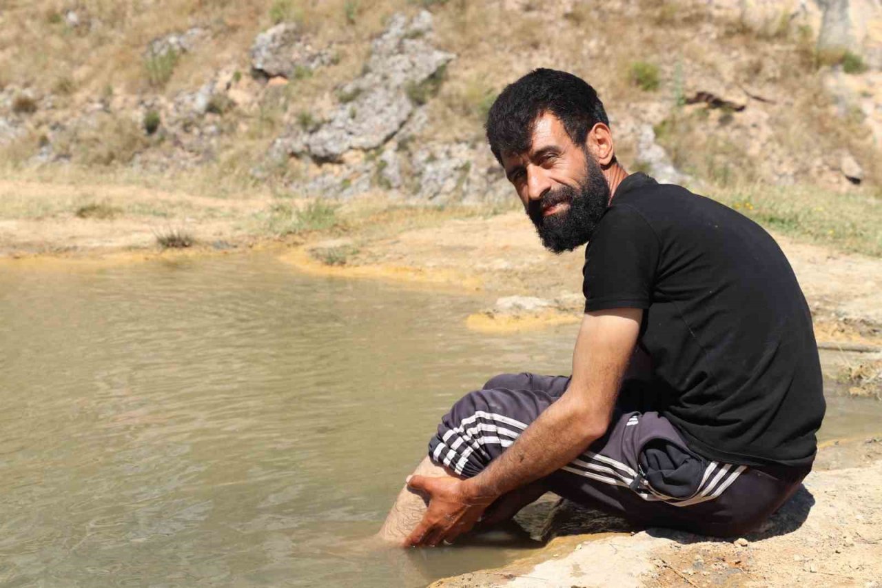 Bu göle girenler hem serinliyor hem de şifa buluyor