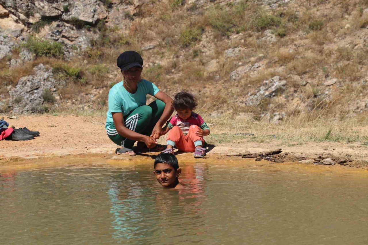 Bu göle girenler hem serinliyor hem de şifa buluyor