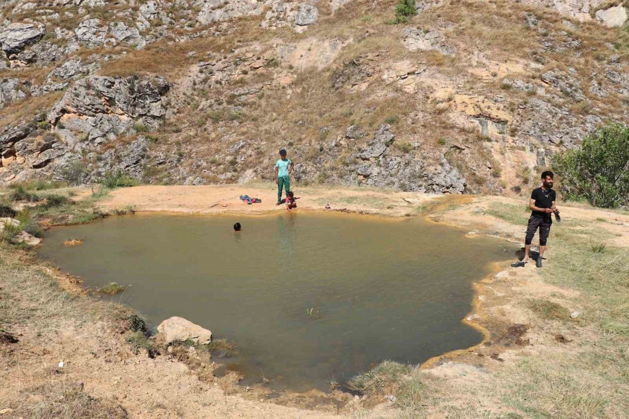 Bu göle girenler hem serinliyor hem de şifa buluyor