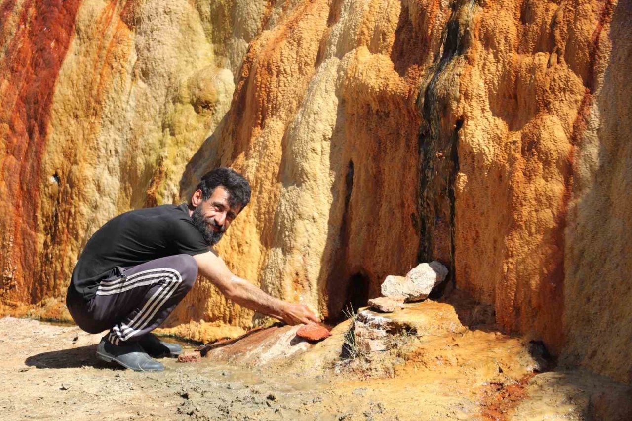 Bu göle girenler hem serinliyor hem de şifa buluyor