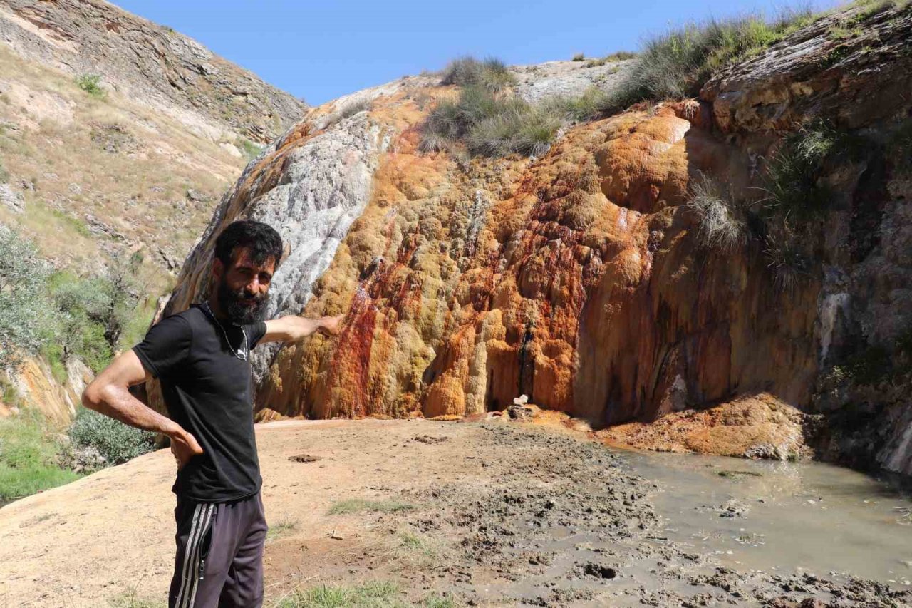 Bu göle girenler hem serinliyor hem de şifa buluyor