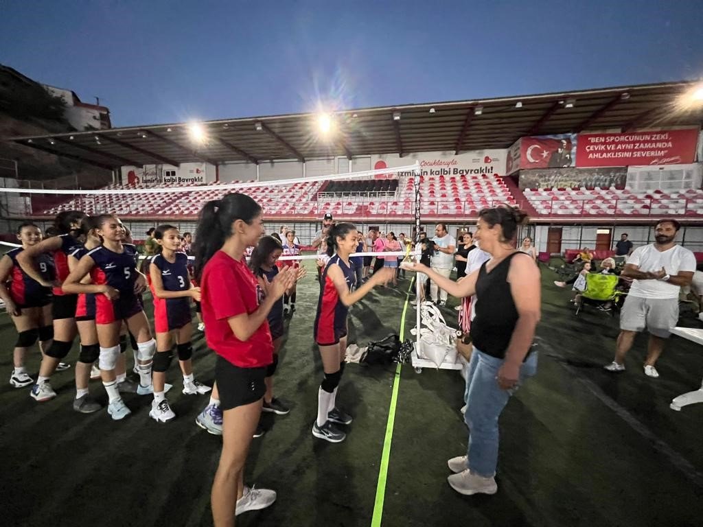 Bayraklı’da voleybol şenliği