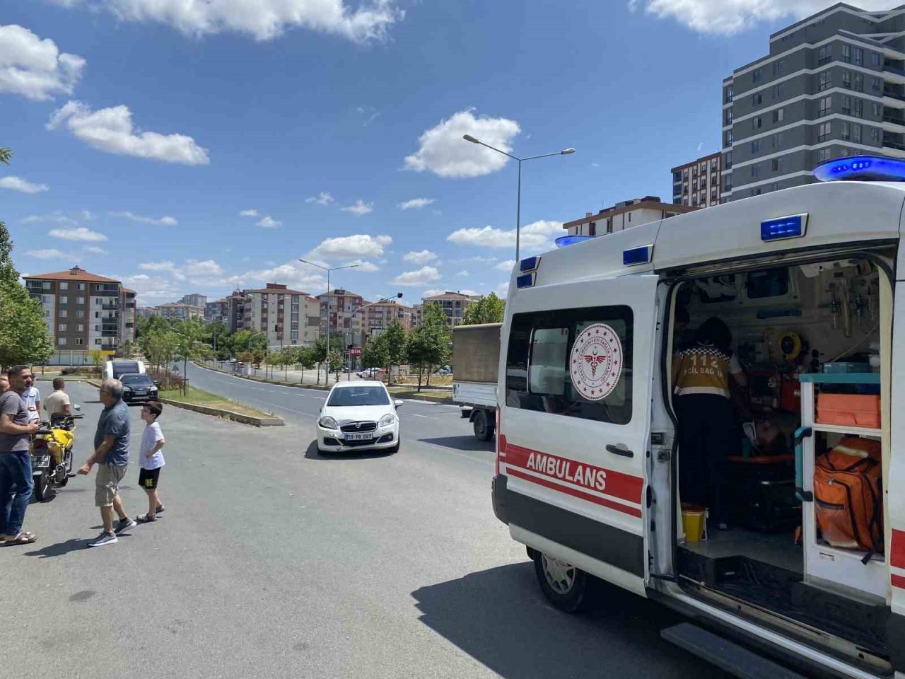 Motosikletin sağdan geçmek istediği otomobille çarpıştığı anlar kamerada