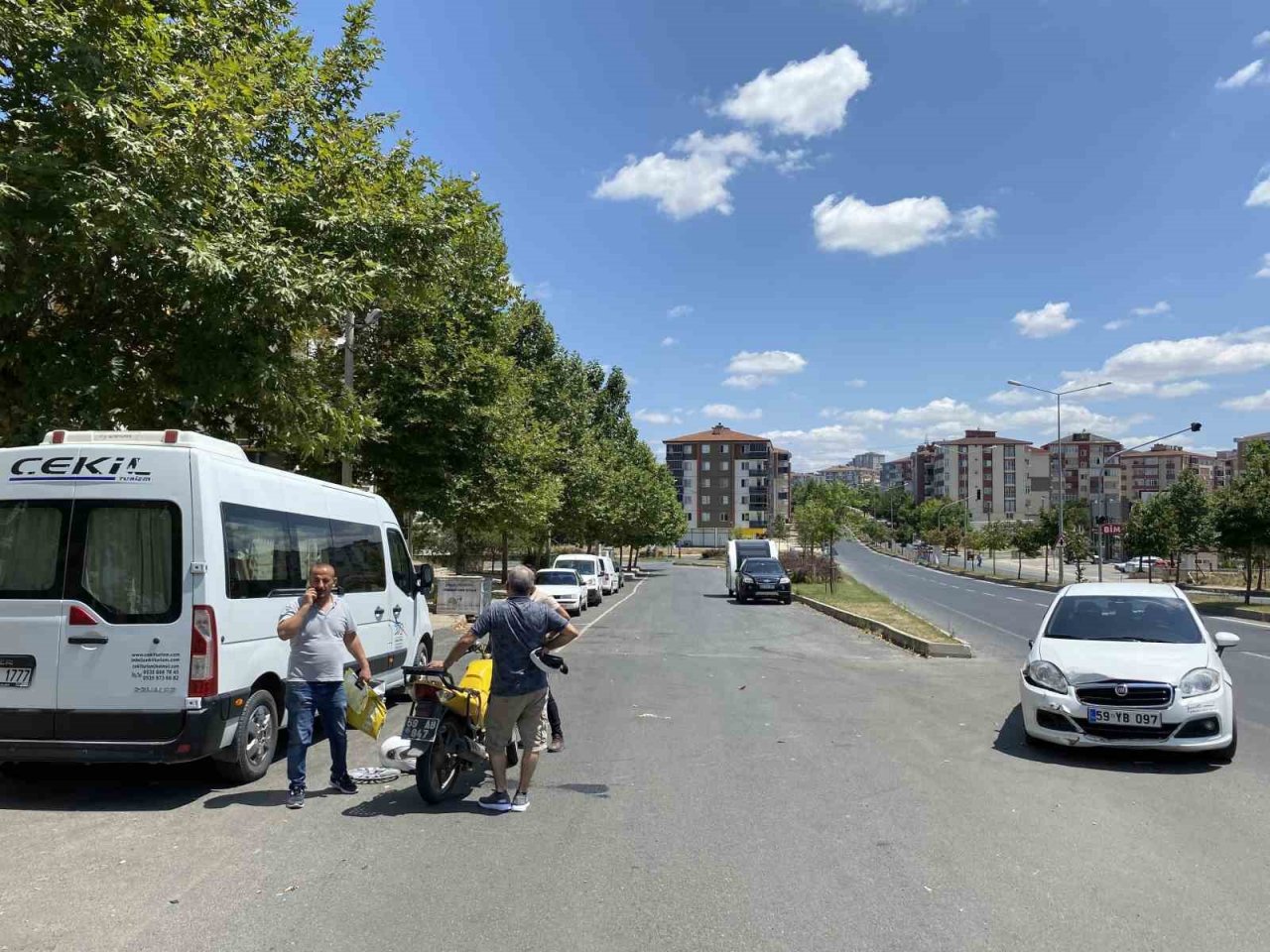 Motosikletin sağdan geçmek istediği otomobille çarpıştığı anlar kamerada