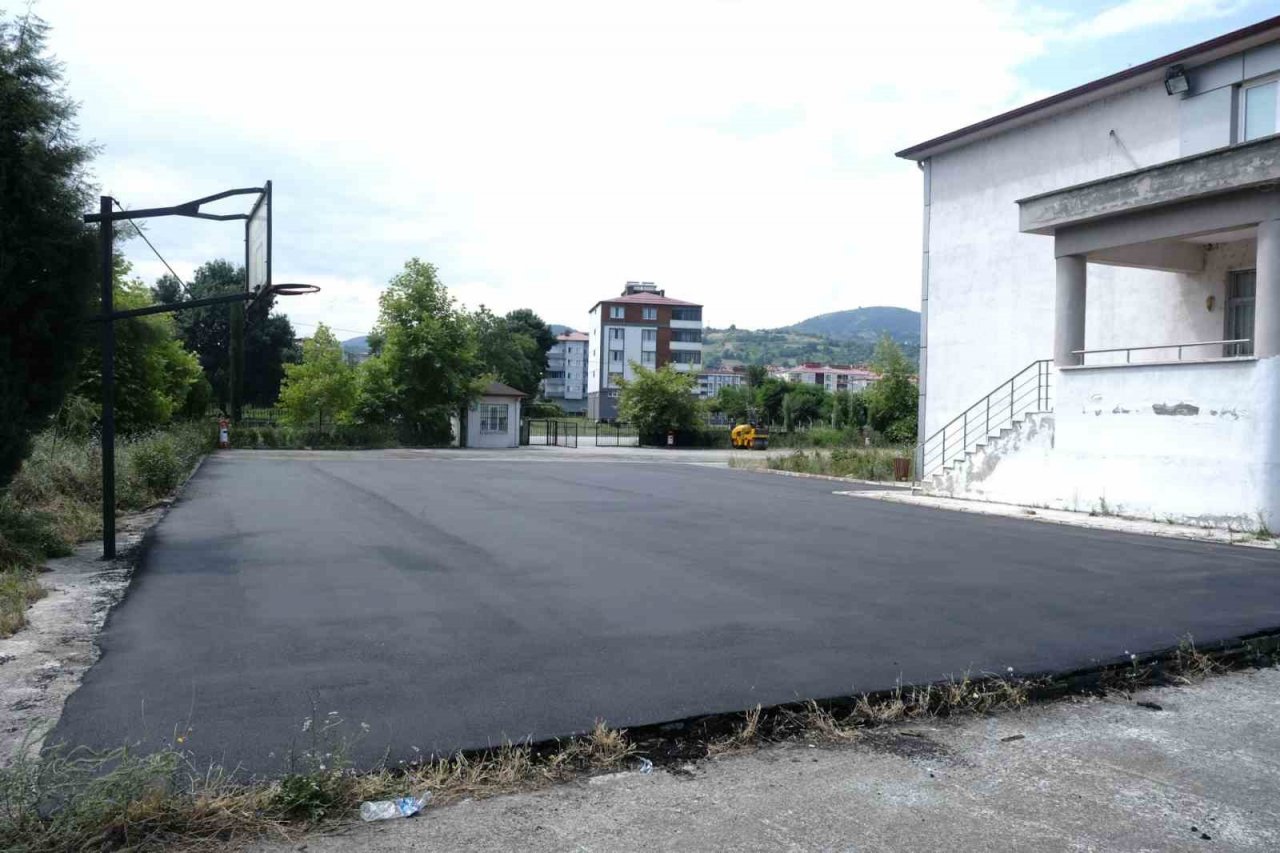 Tekkeköy’de okulların spor alanları yenileniyor