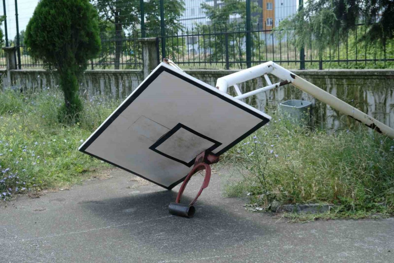 Tekkeköy’de okulların spor alanları yenileniyor