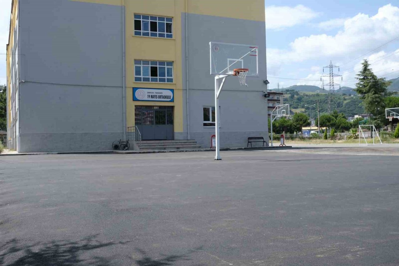 Tekkeköy’de okulların spor alanları yenileniyor