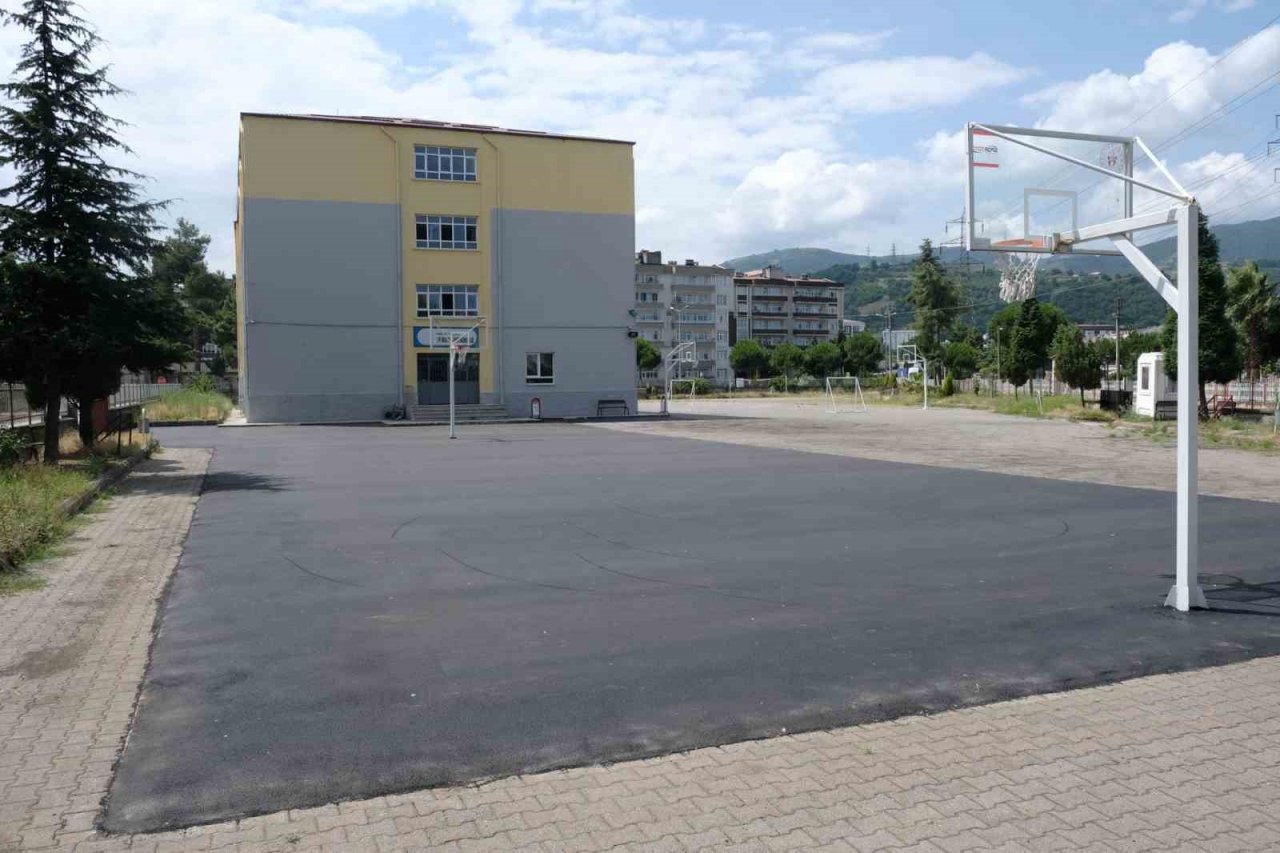 Tekkeköy’de okulların spor alanları yenileniyor