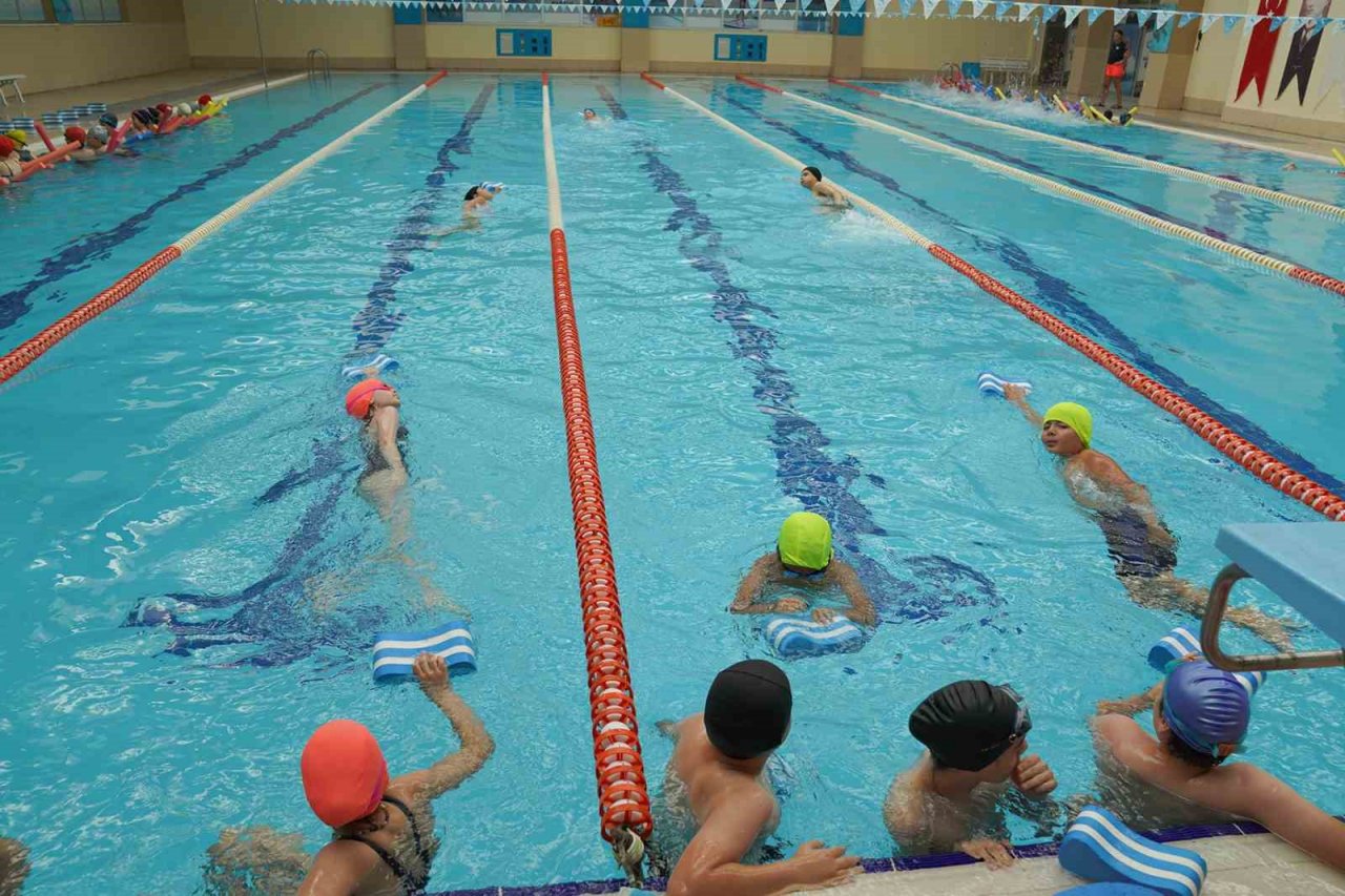 Yüzmenin keyfini Tepebaşı’nda yaşıyorlar