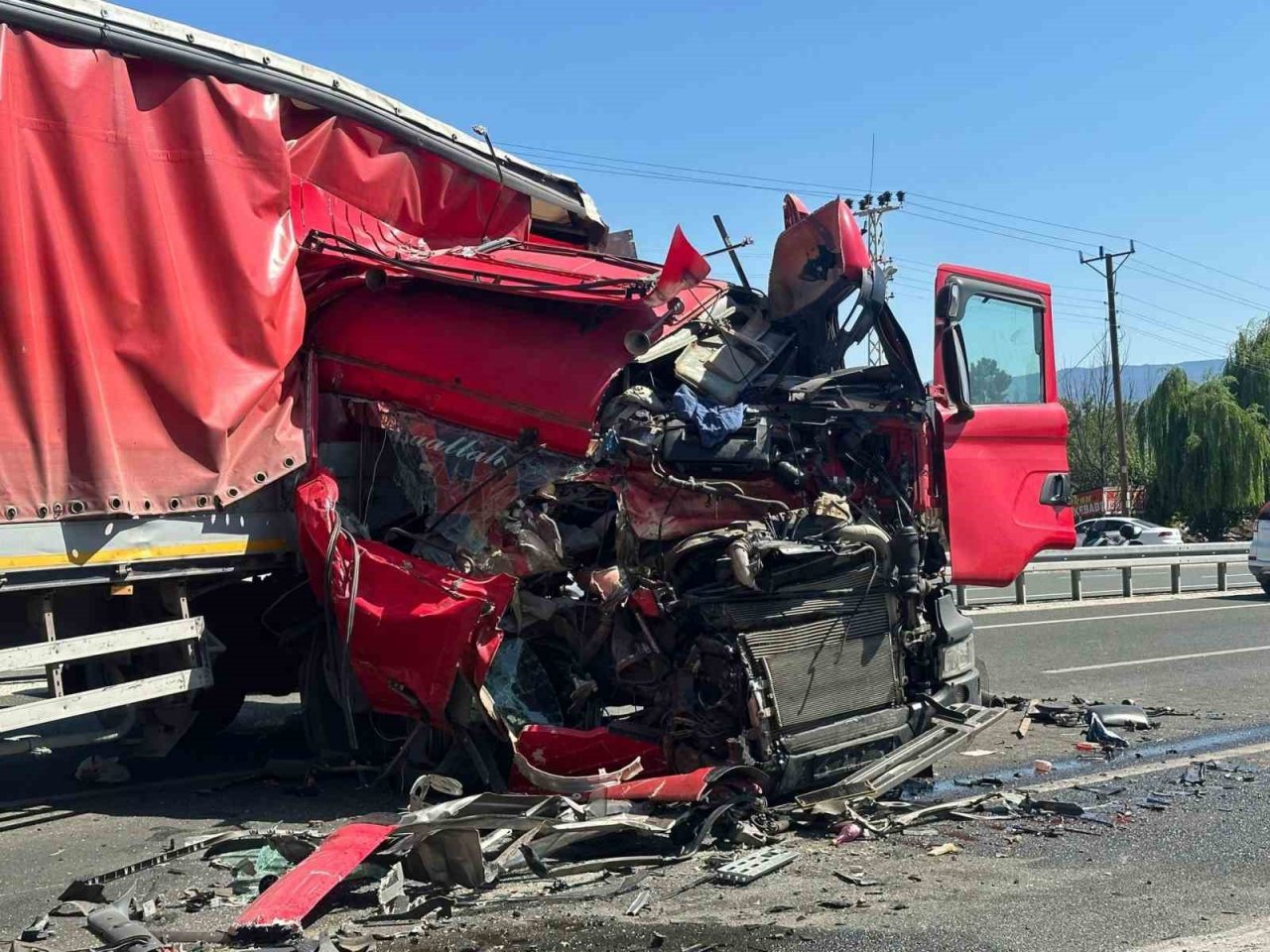 D100’de iki tır çarpıştı: 1 yaralı