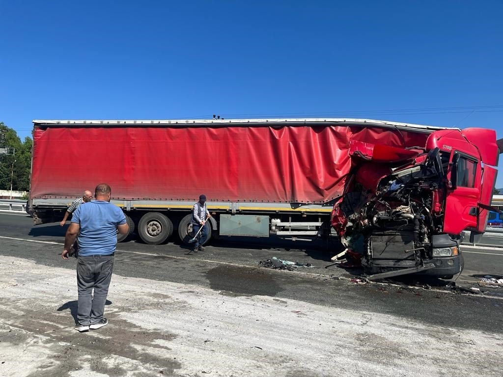 D100’de iki tır çarpıştı: 1 yaralı