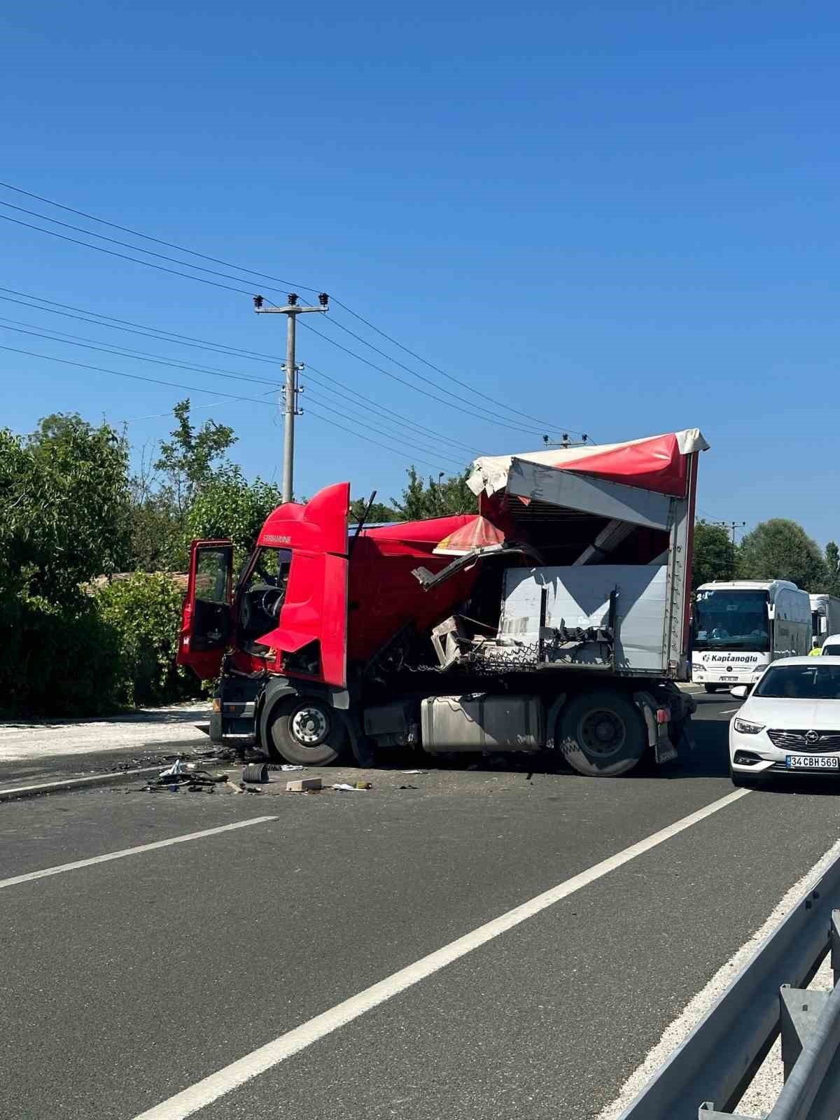 D100’de iki tır çarpıştı: 1 yaralı