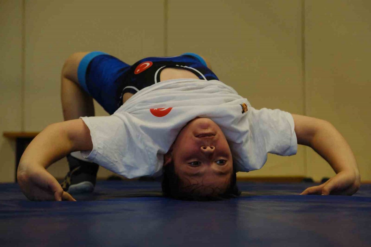 Erzincanlı güreşçi çıktığı ilk resmi maçta Türkiye ikincisi oldu