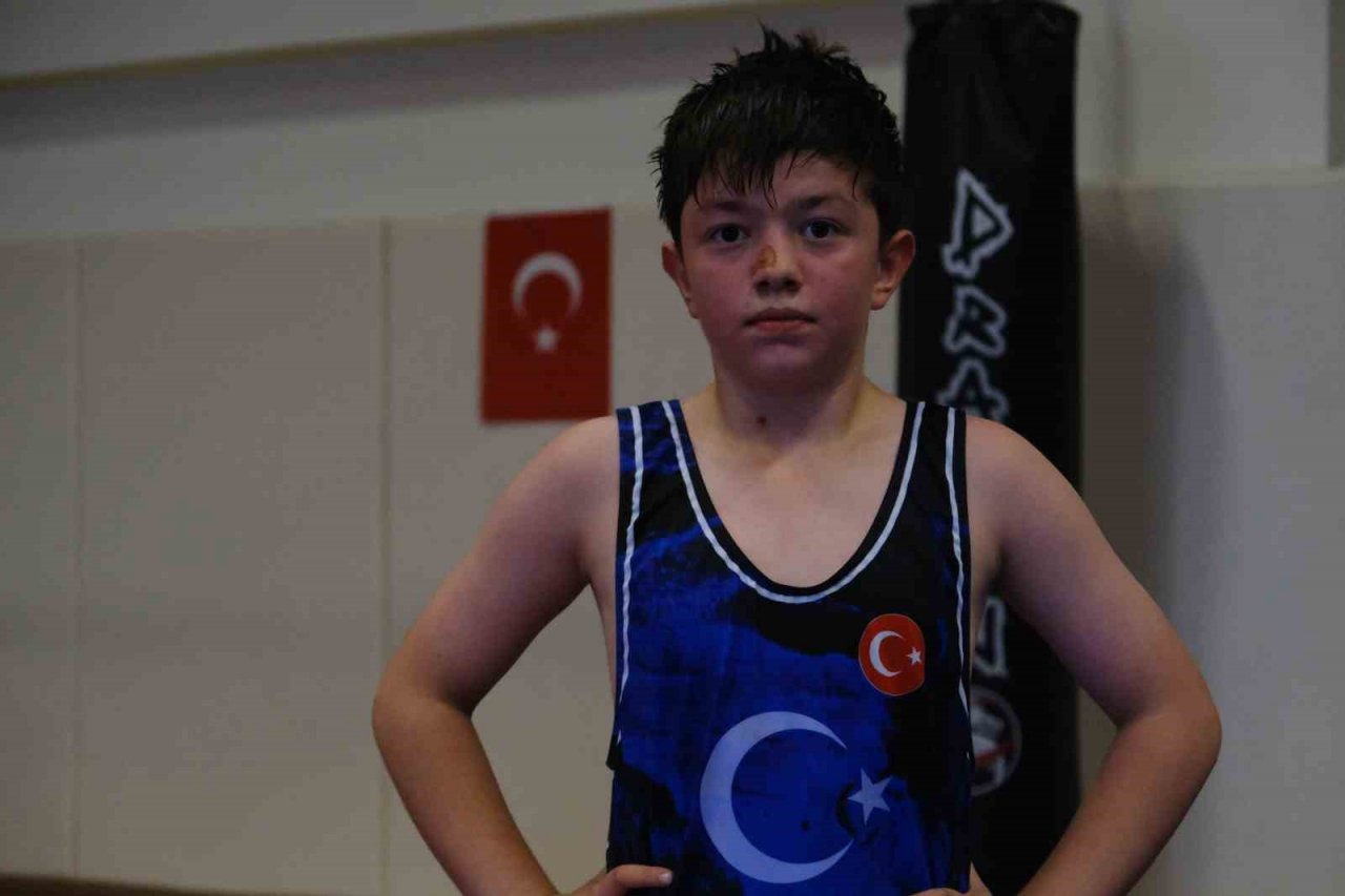 Erzincanlı güreşçi çıktığı ilk resmi maçta Türkiye ikincisi oldu