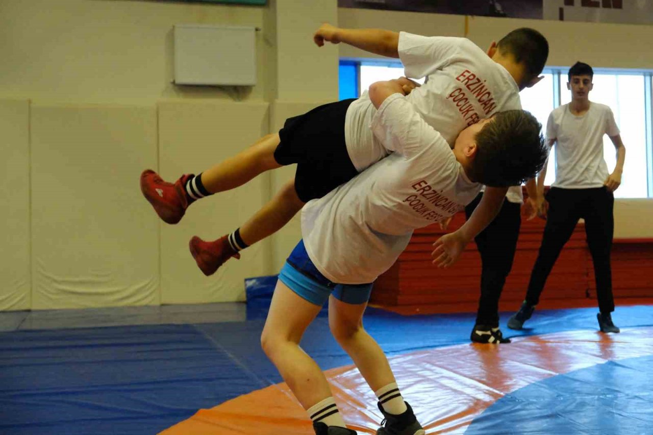 Erzincanlı güreşçi çıktığı ilk resmi maçta Türkiye ikincisi oldu