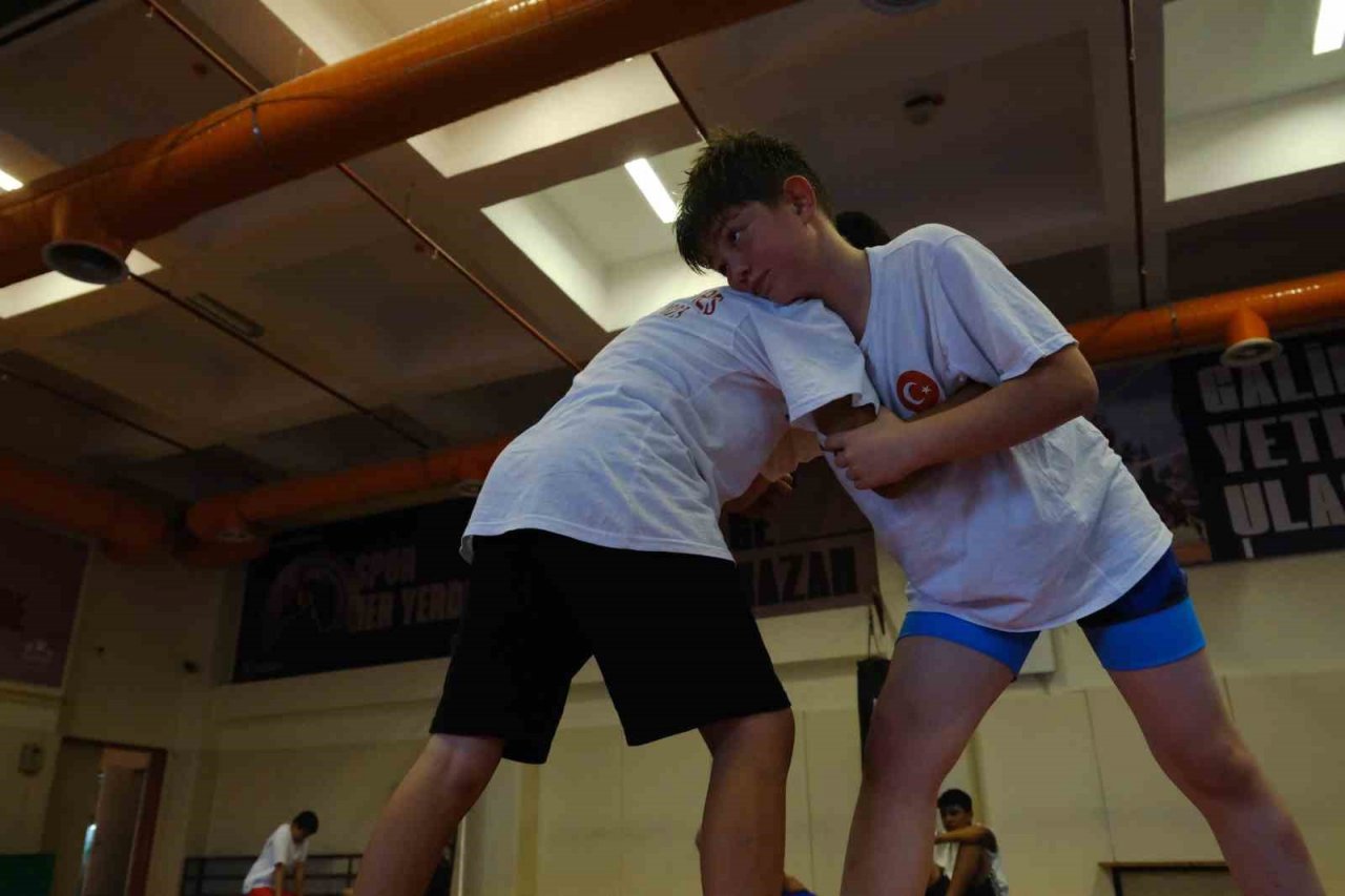 Erzincanlı güreşçi çıktığı ilk resmi maçta Türkiye ikincisi oldu