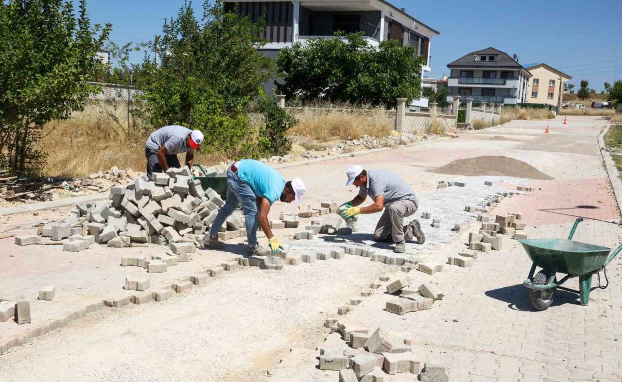 Uşak Belediyesi bozulan yol ve kaldırımlarda hızlı onarım