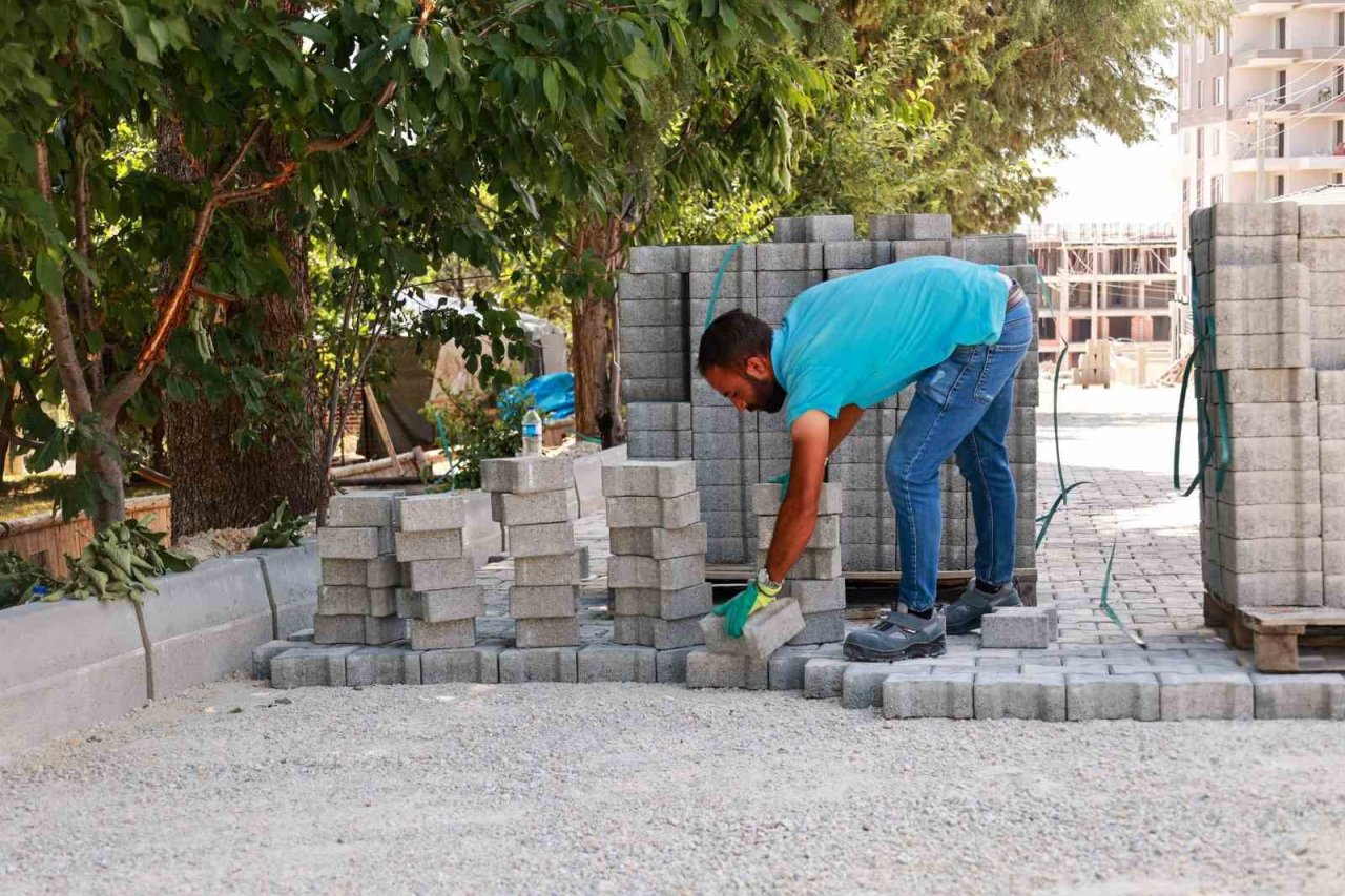 Uşak Belediyesi bozulan yol ve kaldırımlarda hızlı onarım