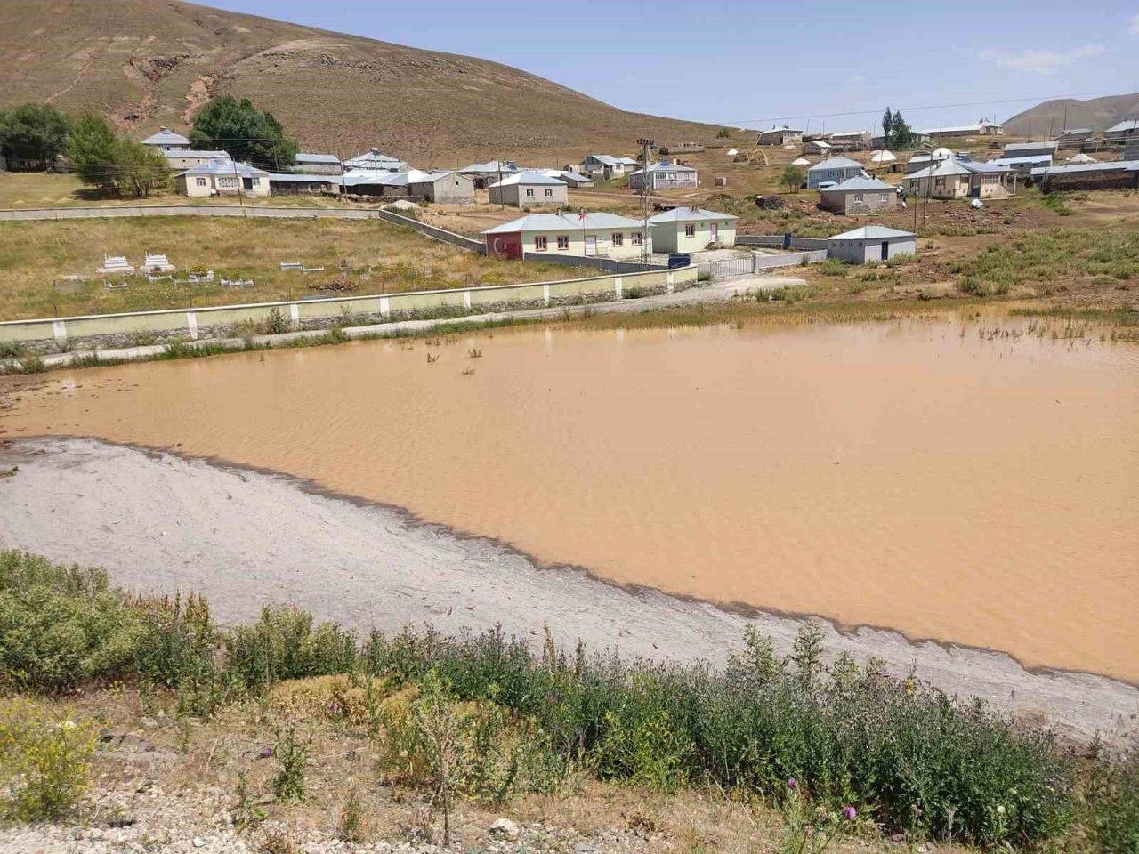 Çaldıran’da sel: Ekili alanlar zarar gördü