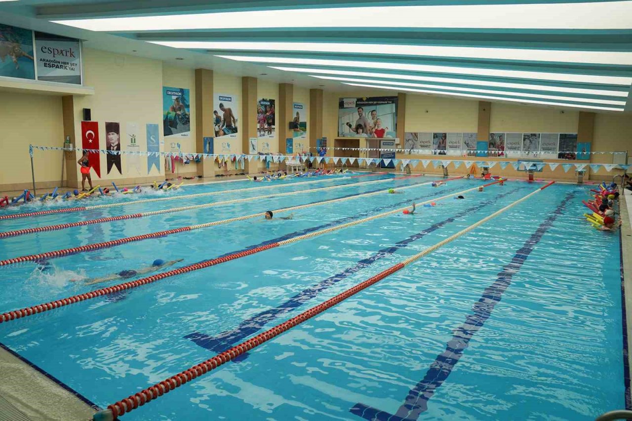 Yüzmenin keyfini Tepebaşı’nda yaşıyorlar