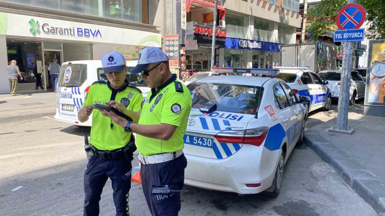 Araçları tek tek durdular