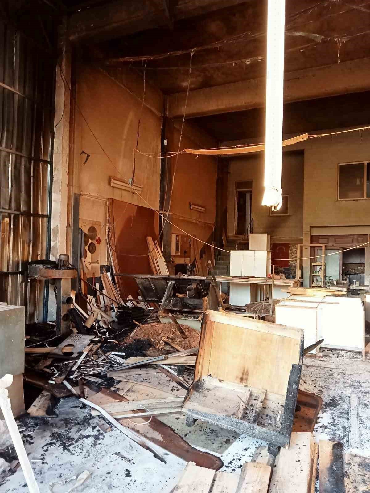 Ahşap atölyesinde yangın
