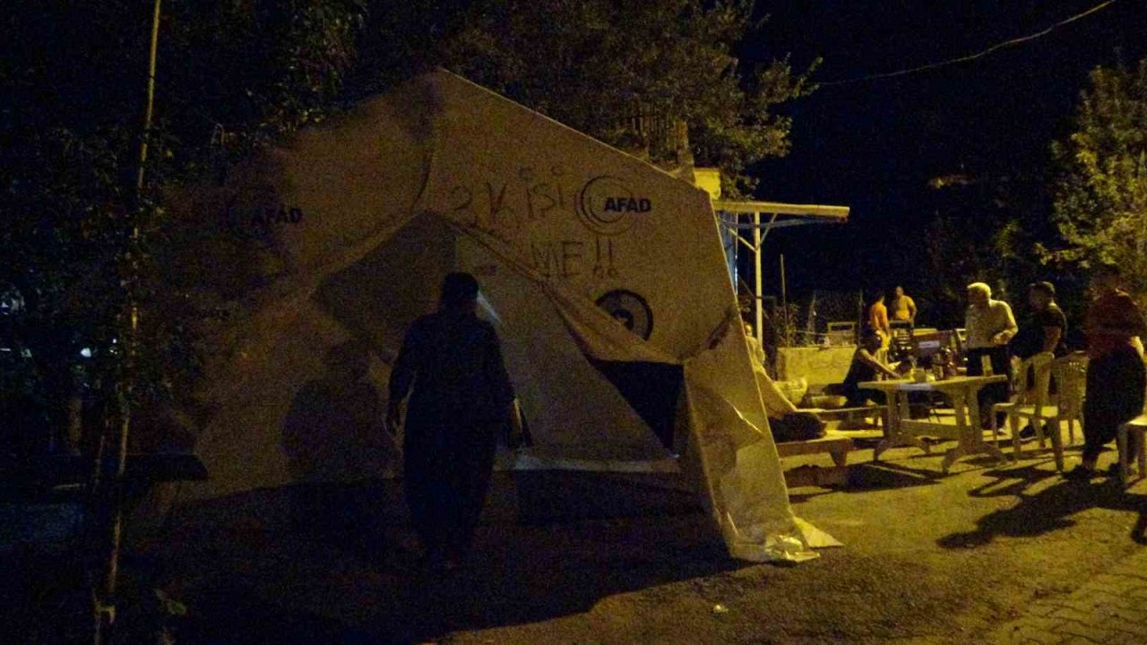 Kozanlılar geceyi çadırda geçiriyor
