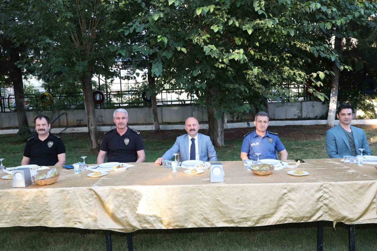 Tayini çıkan polislere veda yemeği