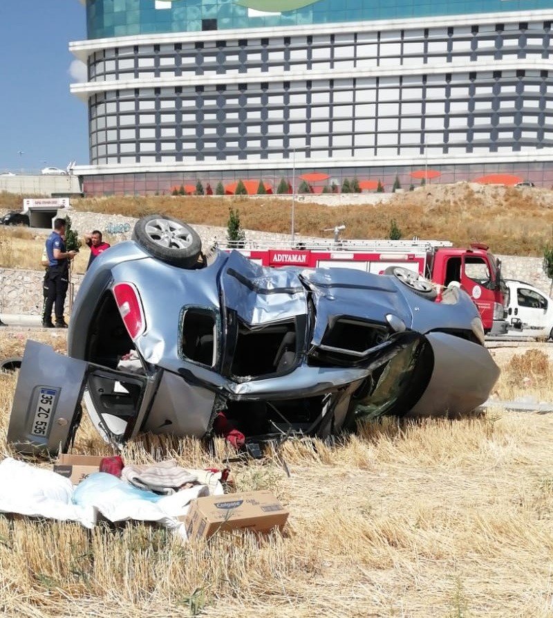 Hafif ticari araç taklalar attı: 2 yaralı