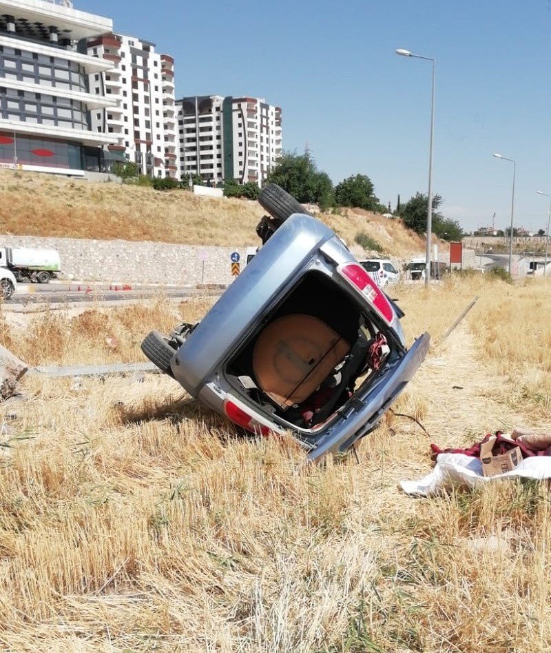 Hafif ticari araç taklalar attı: 2 yaralı