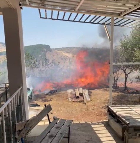 Anız yangını bahçeye sıçradı