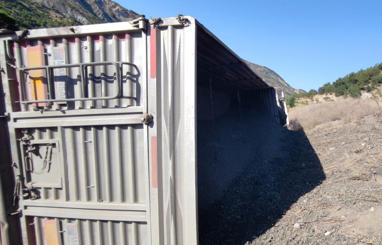 Şarampole devrilen tırın sürücüsü yaralandı