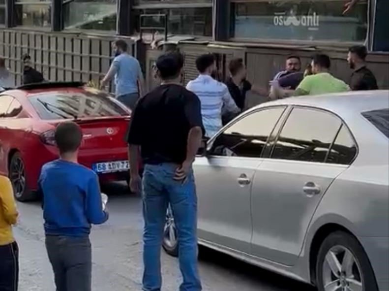 Aksaray’da taşlı yumruklu kavga kameraya yansıdı