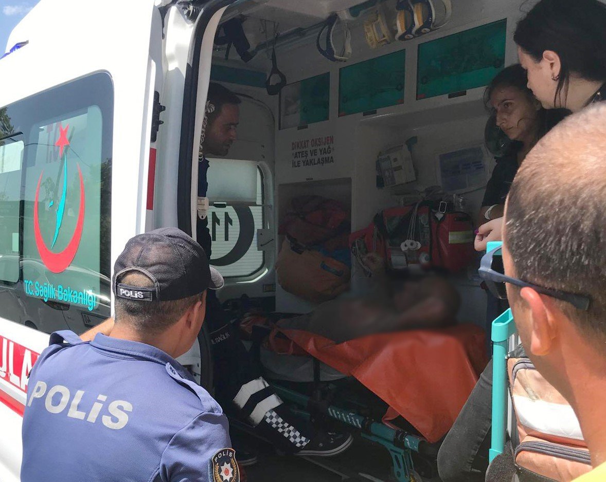 Sahilde alkolden fenalaşan kişinin yardımına cankurtaran koştu