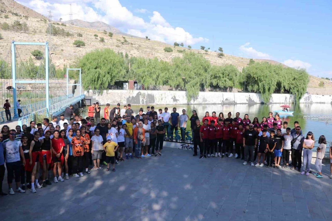 ANALİG sporcuları Erzincan’da deprem şehitleri için yürüdü