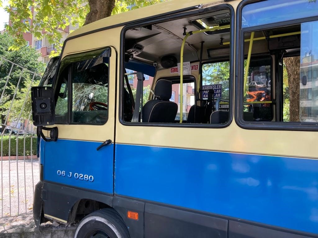 Ankara’da freni boşalan minibüs sitenin demir parmaklıklarına çarptı: 6 yaralı