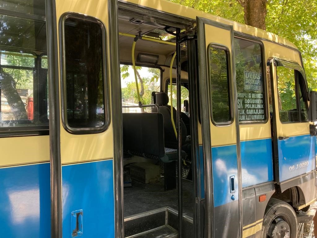 Ankara’da freni boşalan minibüs sitenin demir parmaklıklarına çarptı: 6 yaralı