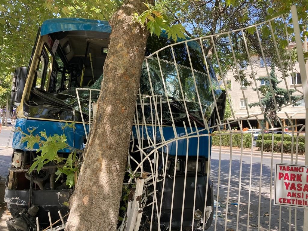 Ankara’da freni boşalan minibüs sitenin demir parmaklıklarına çarptı: 6 yaralı