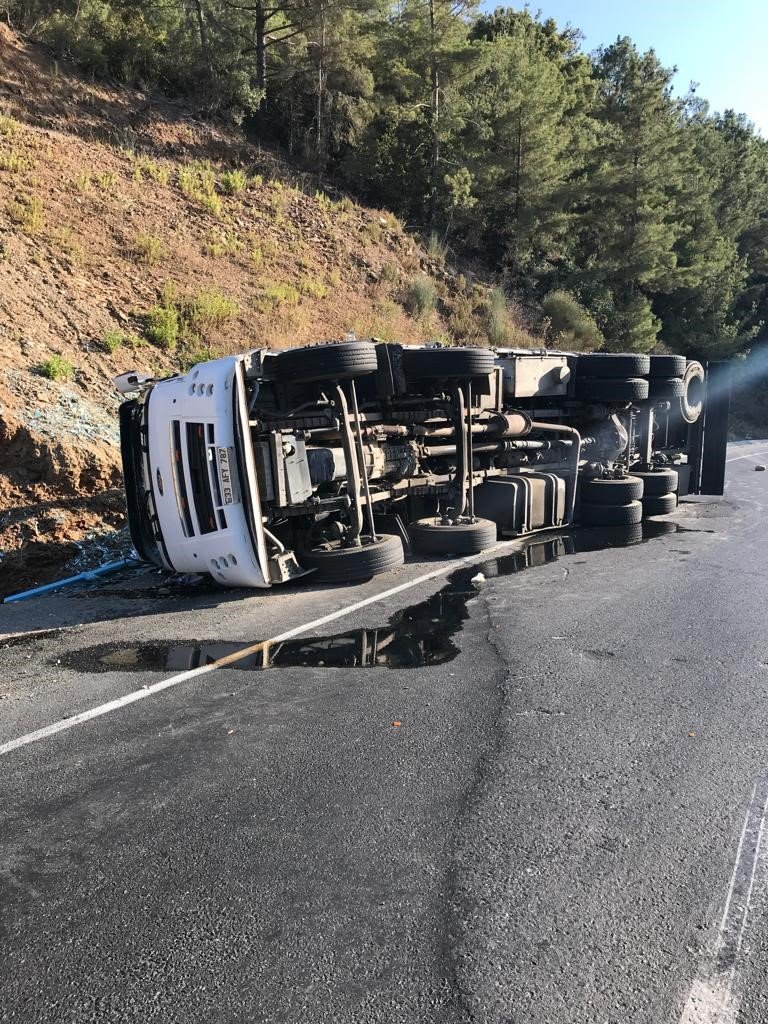 Gazipaşa’da cam yüklü kamyon devrildi: 1 yaralı