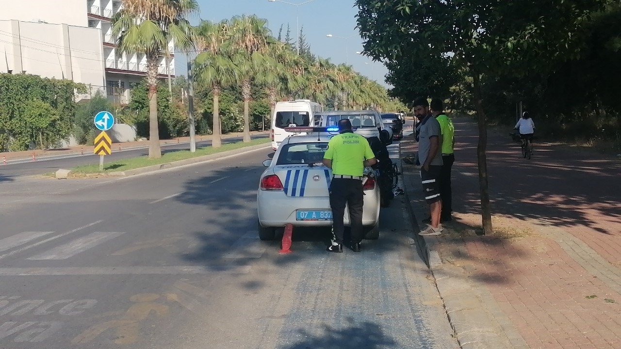 Otomobil park halindeki kamyonete çarptı