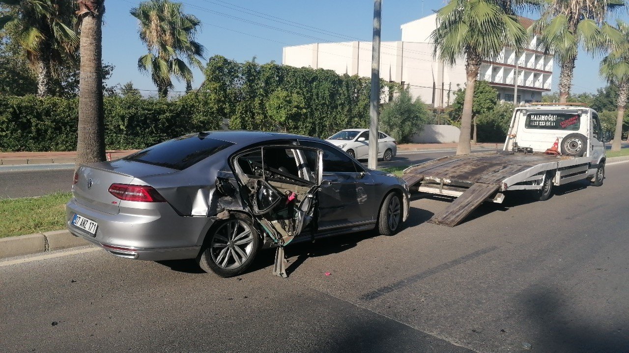 Otomobil park halindeki kamyonete çarptı